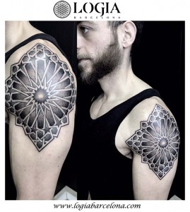tatuaje-hombro-geometrico-Logia-Barcelona-Dasly      